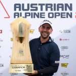 Von Dellingshausen gewinnt sein erstes DP-World-Tour-Event HENNDORF AM WALLERSEE, AUSTRIA - JUNE 01: Nicolai von Dellingshausen posiert mit der Trophäe der Austrian Alpine Open 2025