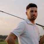 Das Poloshirt und sein zeitloser Look im Golf Golfer im Poloshirt mit Golfschläger in der Hand