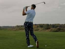 Golfer mit Schläger auf dem Golfplatz