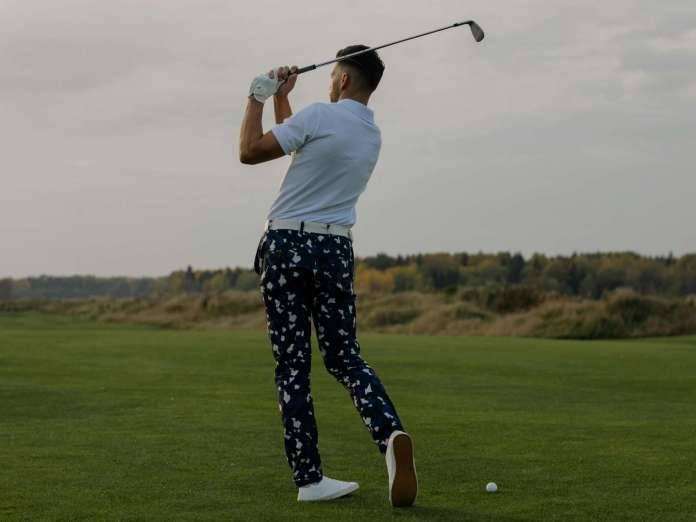 Golfer mit Schläger auf dem Golfplatz