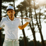 Hormongesundheit bei Männern: Was ein Check-Up mit meinem Golfspiel zu tun hat Golfer mit Golfschläger steht vor einem schattigen Wald