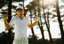 Hormongesundheit bei Männern: Was ein Check-Up mit meinem Golfspiel zu tun hat Golfer mit Golfschläger steht vor einem schattigen Wald