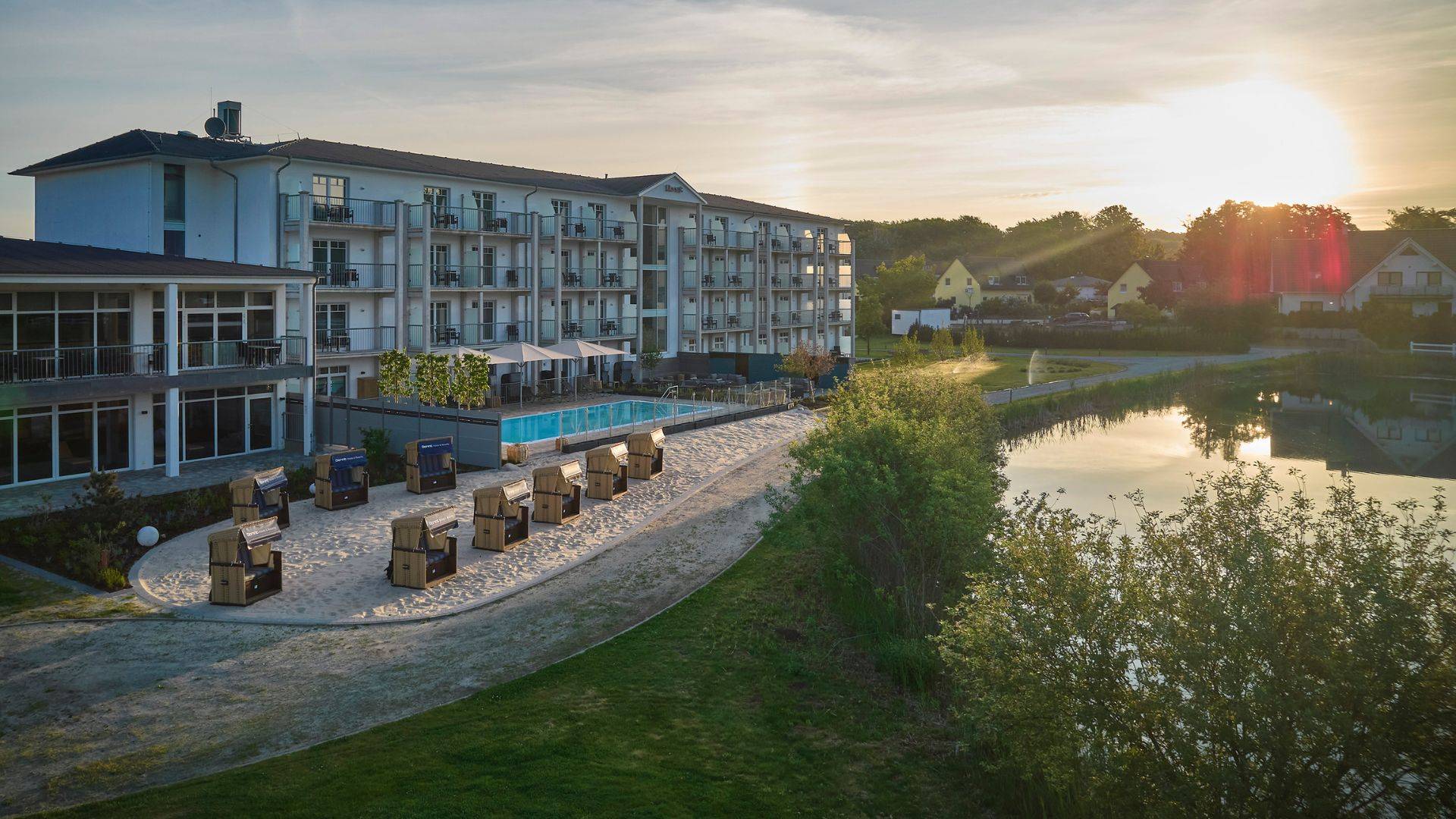 Hotelgebäude mit Privatstrand und Golfplatz