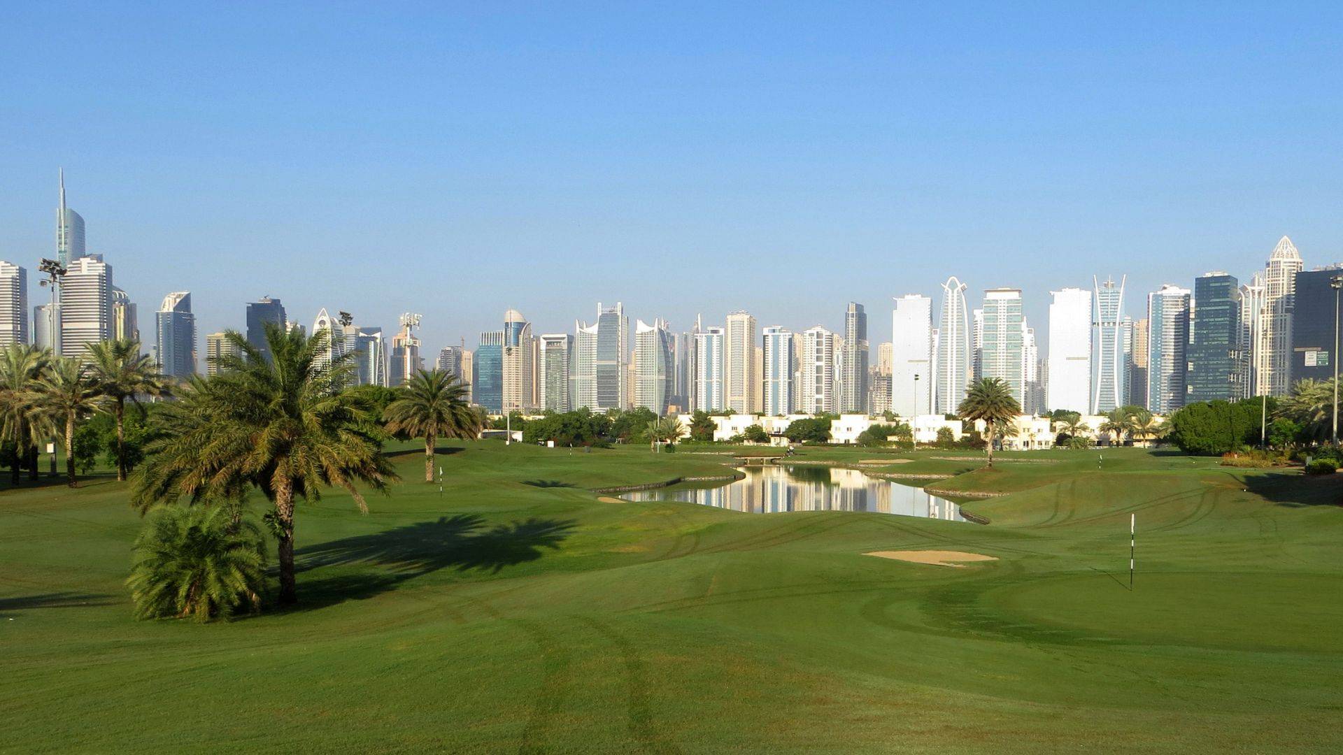 Golfspielen mit Blick auf die Skyline von Dubai