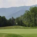 Golfurlaub in Tirol: Tipps für das perfekte Spiel in den Alpen Golfplatz vor einem Bergpanorama