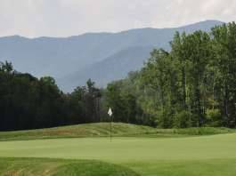 Golfplatz vor einem Bergpanorama