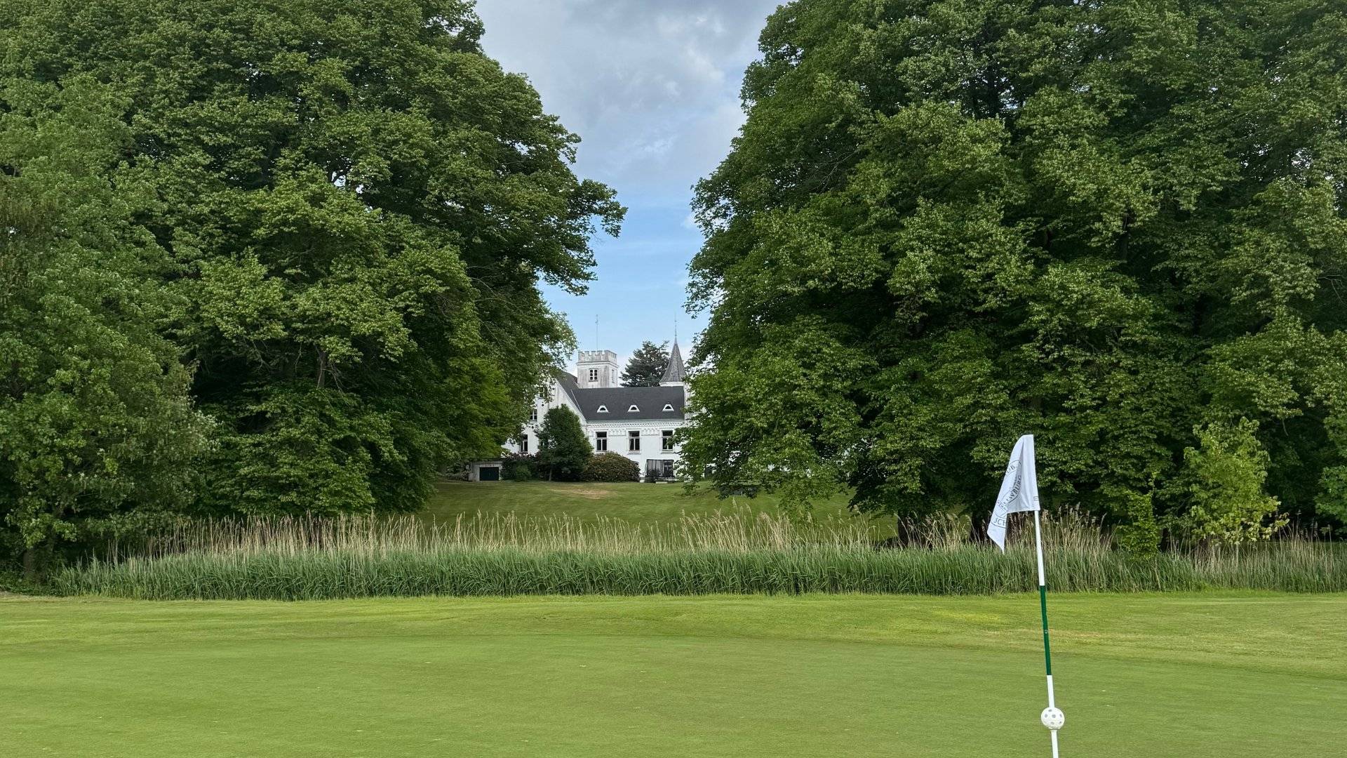 Golfplatz-Green mit Schloss Breitenburg im Hintergrund