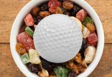 Rundenverpflegung: 10 Leckere Snacks für die Golfrunde Eine Schale mit Nüssen, auf denen ein Golfball liegt
