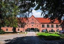 Golfurlaub im Hotel Breitenburg: Luxus und 27-Loch-Golfvergnügen Hotelgebäude Hotel Breitenburg Aussenansicht