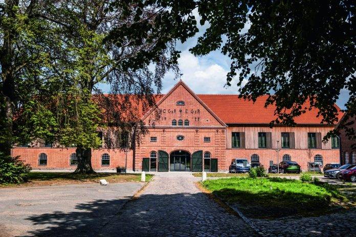 Hotel-Breitenburg-Aussen-„©-Hotel-Breitenburg-Fotograf-Arnt-Haug-2-scaled Hotelgebäude Hotel Breitenburg Aussenansicht