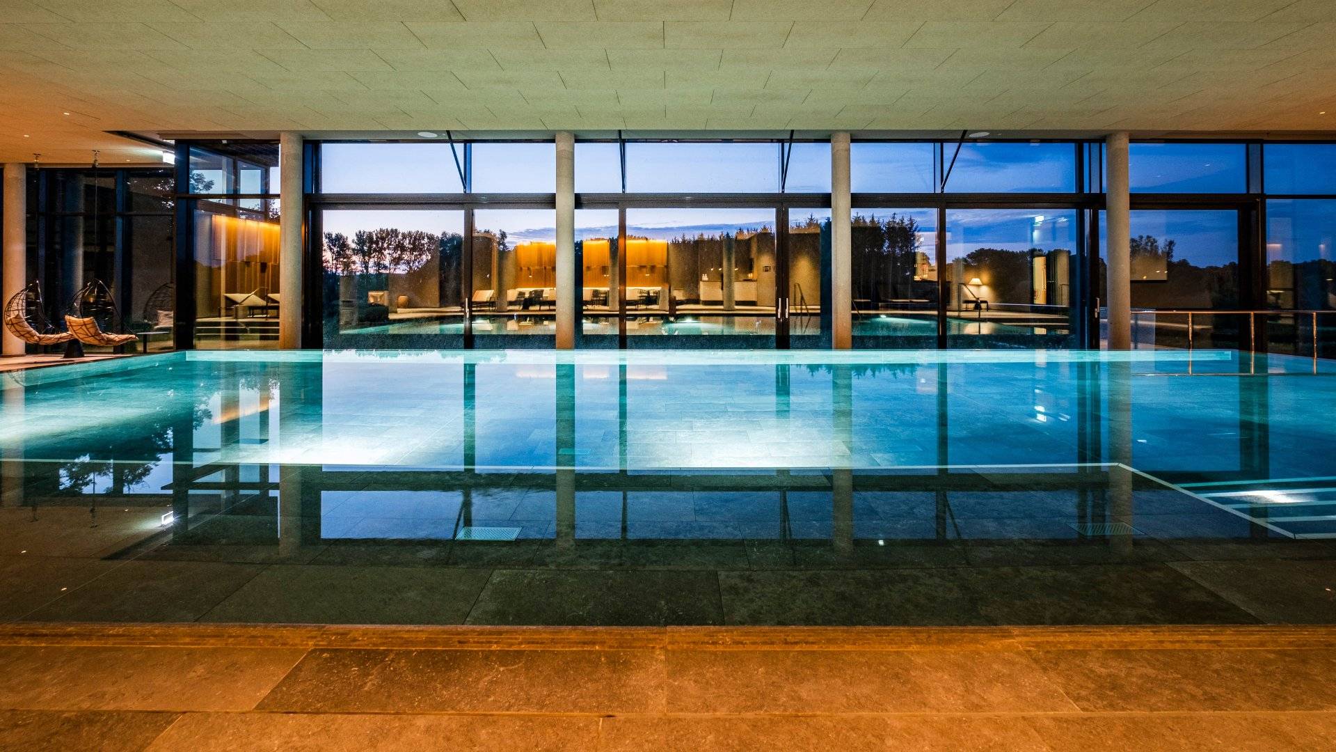 Infinity-Innenpool mit Panoramafenstern