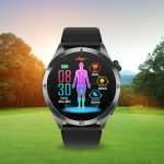 Testbericht: Kardena CARE Pro 4 Plus Gesundheitsuhr Großaufnahme der Gesundheitsuhr Kardena Care Pro 4 Plus auf einem Golfplatz