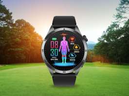 Großaufnahme der Gesundheitsuhr Kardena Care Pro 4 Plus auf einem Golfplatz