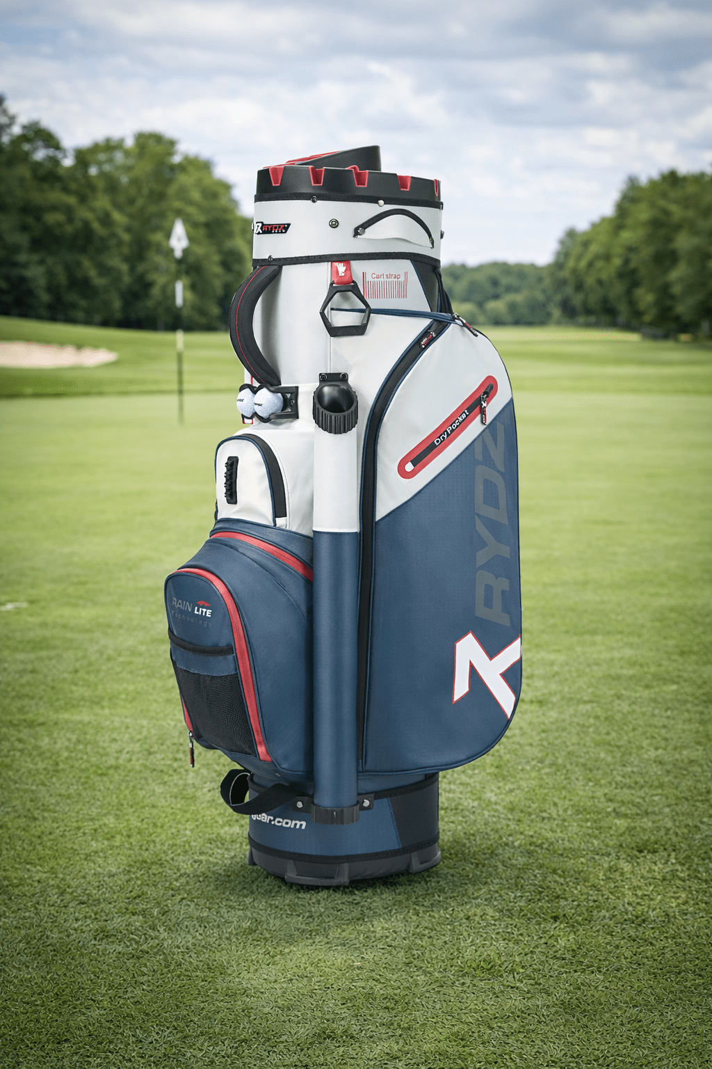 RYDZGOLF Cartbag Lucky Nine steht auf dem Grün eines Golfplatzes