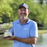 Greg Owen triumphiert bei den MCB Mauritius Legends 2025 Greg Owen mit der Siegertrophäe der MCB Mauritius Legends 2025
