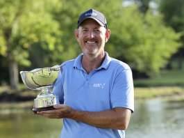Greg Owen mit der Siegertrophäe der MCB Mauritius Legends 2025