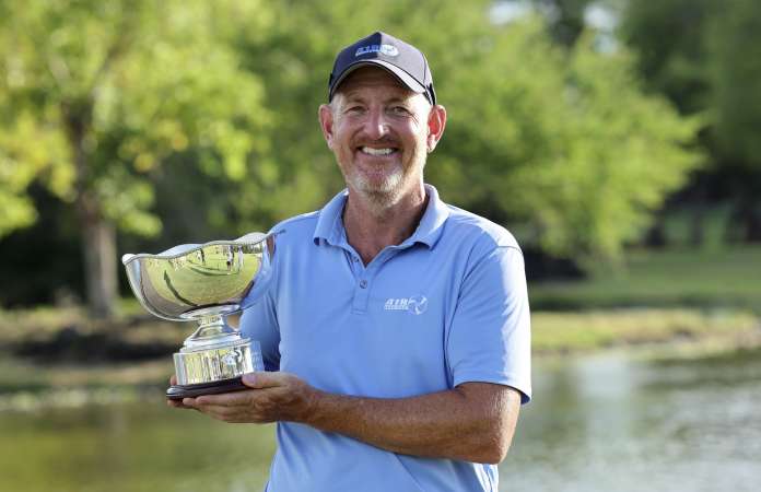 MCB-Mauritius-Legends-2025-Day-4-PRO-Winners-07-min Greg Owen mit der Siegertrophäe der MCB Mauritius Legends 2025