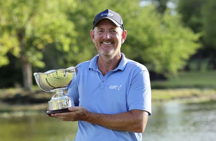 Greg Owen mit der Siegertrophäe der MCB Mauritius Legends 2025