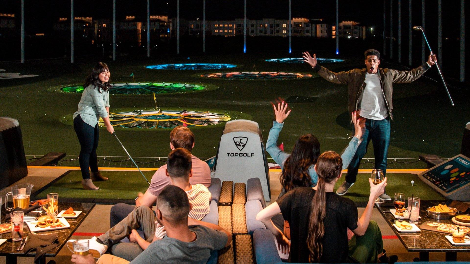 Snacks, Drinks und Fun bei Topgolf Oberhausen