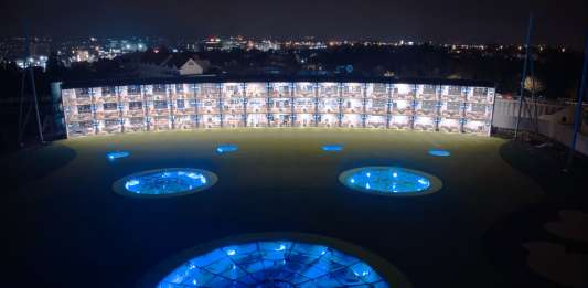 Topgolf Oberhausen Spielfeld und Gebäude