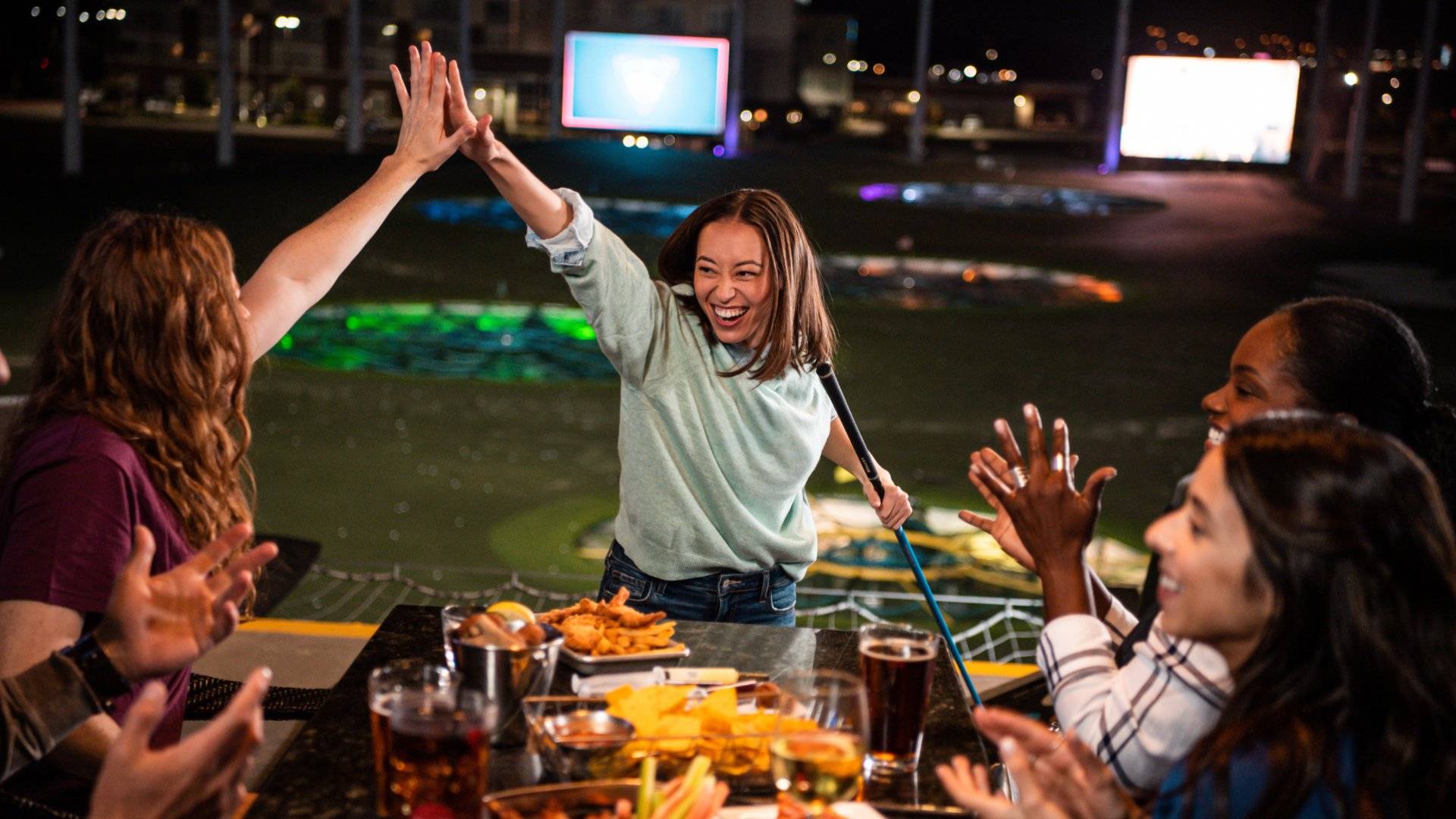 Gruppe in der Bay hat Spaß bei bei Topgolf Oberhausen
