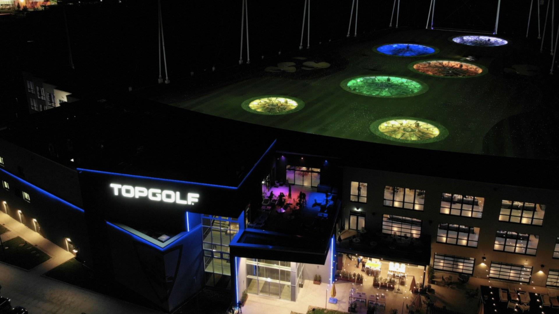 Topgolf Oberhausen Spielfeld und Gebäude