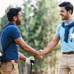 10 Golf-Trends, die den Golfsport 2025 revolutionieren werden Zwei Golfer auf dem Platz geben sich einen Handschlag