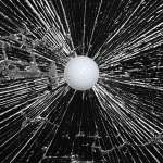 Golf Versicherung: Diese Versicherungen sollte man haben Golfball schlägt in Scheibe ein