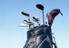 Golf und Gesundheit: Meine Top 10, warum Golf Wohlbefinden fördert Mit Schlägern gefülltes Golfbag vor Himmel