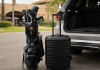 TITAN OVERSEAS M+ im Test: Der richtige Koffer für die nächste Golfreise? TITAN OVERSEAS M+ neben einem Golfbag und einem geöffneten Auto-Kofferraum