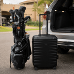 TITAN OVERSEAS M+ im Test: Der richtige Koffer für die nächste Golfreise? TITAN OVERSEAS M+ neben einem Golfbag und einem geöffneten Auto-Kofferraum