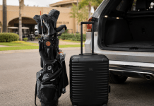 TITAN OVERSEAS M+ im Test: Der richtige Koffer für die nächste Golfreise? TITAN OVERSEAS M+ neben einem Golfbag und einem geöffneten Auto-Kofferraum