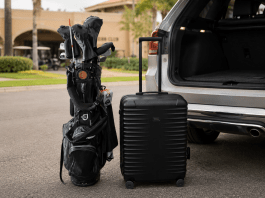 TITAN OVERSEAS M+ neben einem Golfbag und einem geöffneten Auto-Kofferraum